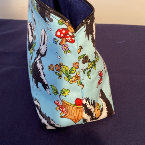 Skunk themed makeup up bag - Picture 3 of 3